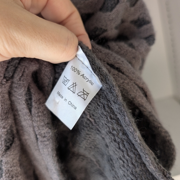 Gray Textured Knit Poncho with Fringe Soft One Size Y2K Boho Cozy - Picture 7 of 8